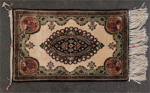 Orientteppich aus Seide. 20. Jhdt., 84x56 cm