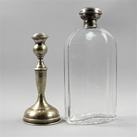 Stöpselflasche und versilberter Kerzenhalter, Glas/ Silber, 20. Jh.