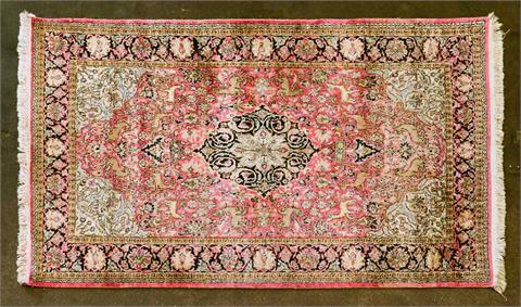 Orientteppich aus Kashmir-Seide, 20. Jh., 199x126 cm