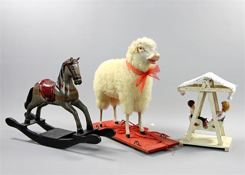 Schaf auf Rädern, Puppen-Schiffschaukel und Schaukelpferd,