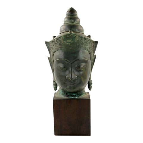 Bekrönter Kopf des Buddha. Wohl THAILAND Ayutthaya 18. Jh. oder früher