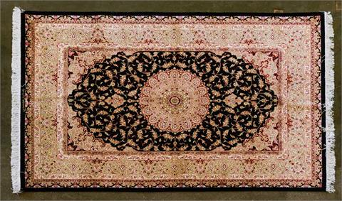 Orientteppich aus Seide. GHOM/IRAN, 20. Jh., 197x129 cm