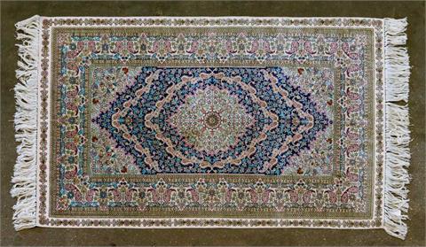 Orientteppich aus Seide. CHINA, 20. Jh., 152x93 cm