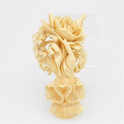 Brosche / Bein : Kunstvolle Schnitzerei mit Broschierung aus Metall. Fein ausgearbeitete Blüten und Blumen in einer Frauenhand