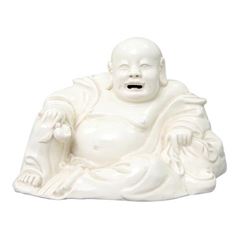 Blanc de chine-Figur eines sitzenden Budai. CHINA, um 1900
