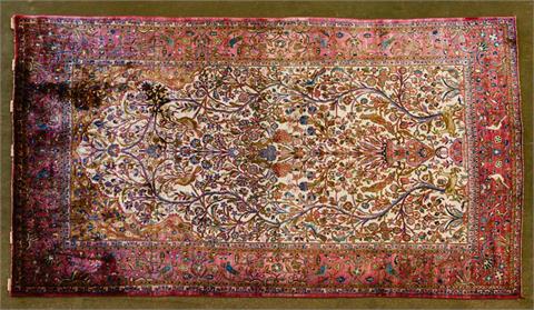 Orientteppich aus Seide. ZENTRALPERSIEN, 1. Hälfte 20. Jh., ca. 198x129 cm