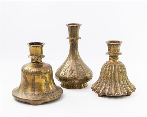 Konvolut: 1 Vase und 2 glockenförmige Gefäße aus Metall. ORIENTALISCH, 20. Jh.