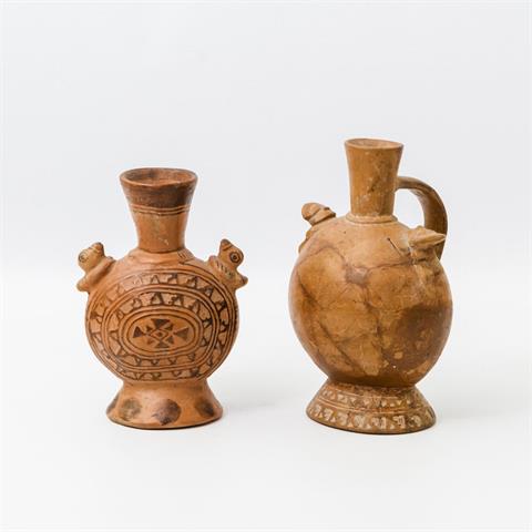 Zwei Terrakotta-Steigbügelgefäße in Form einer Vase. PRÄKOLUMBISCH