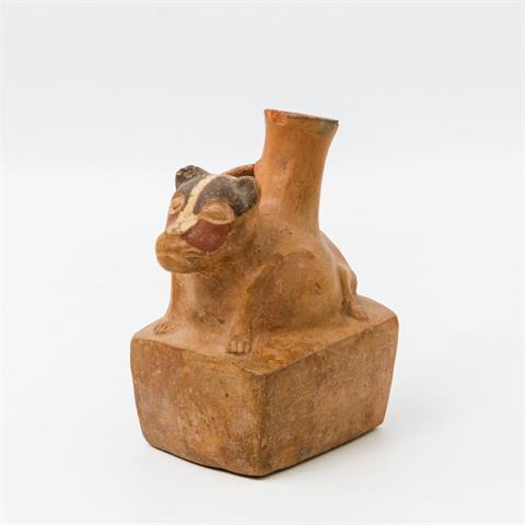 Terrakotta- Gefäß in Form einer Raubkatze. PERU