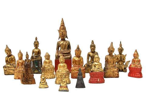 Konvolut: 16 kleine Buddha-Figuren. ASIATISCH, 20. Jh.