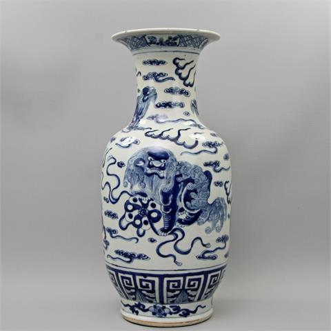 Schöne blau-weisse Drachenvase. CHINA, 19. Jh.