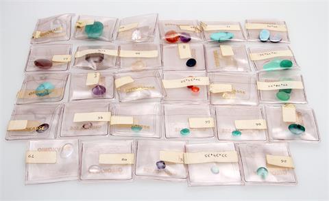Umfangreiches Konvolut: diverse Edelsteine in unterschiedlichen Schliffformen. Darunter Opale, Opal- Doubletten, Mondsteine,