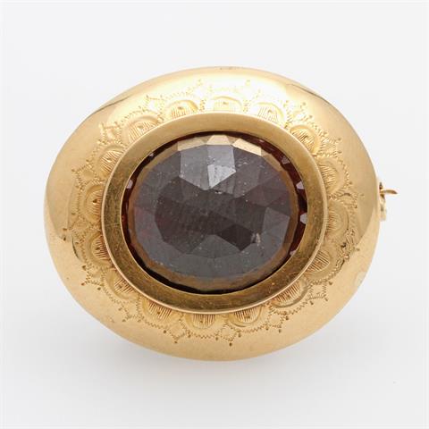 Brosche mittig bes. m. einer ovalen Granatrose (ca. 13 x 11mm) umrahmt von einem feinen Ornamentband.