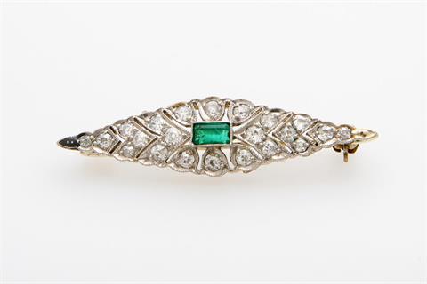 Brosche, navetteförmig, bes. mit einem rechteckigen Smaragd (best.) sowie kleinen Diamanten.