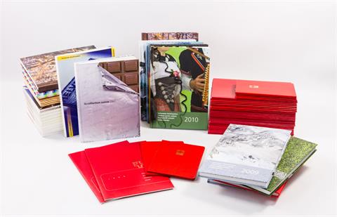 Schweiz - Sehr schöner Bestand von 63 Jahrbüchern. Dabei 2 x 1979, 2 x 1980, 2 x 1981, 5 x 1982, 6 x 1983, 8 x 1984, 1 x 1985 -