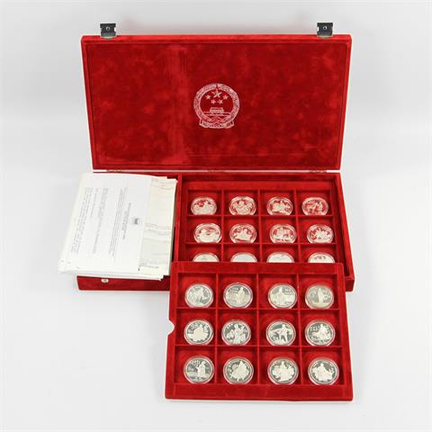 China - Schatulle mit 24 Münzen Thematik 'Die offiziellen Silbergedenkmünzen der VR China',