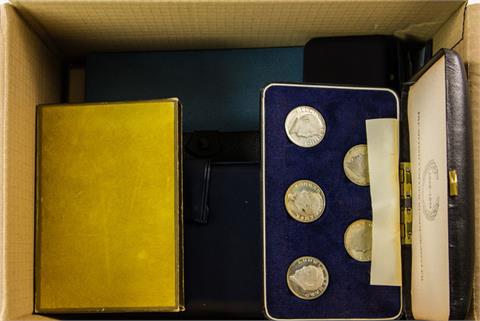 Konvolut / Restsammlung - Diverse Numisbriefe, Kursmünzensätze, 3 Alben, meist modern,