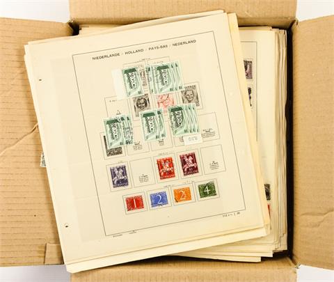 Briefmarken - Kleines Konvolut von losen Blättern mit Marken aus aller Welt.