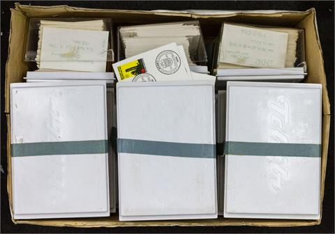 Briefmarken - Karton mit 12 Schachteln, gefüllt mit FDC Bund, Berlin, DDR. Einige hundert Briefe.
