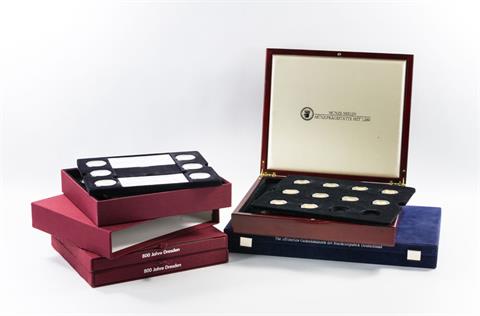 BRD - Sammlungsaufgabe in 5 Boxen. Dabei eine edle Holzbox Münze Berlin mit 22 Goldmedaillen in .585 Gold. Dazu drei Boxen