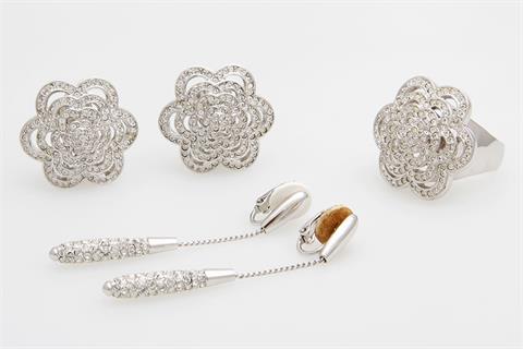Konvolut: Modeschmuck mit weißen Steinen: Ring und Ohrclips im Blütendesign, 1Paar Hänger (Ohrclips)
