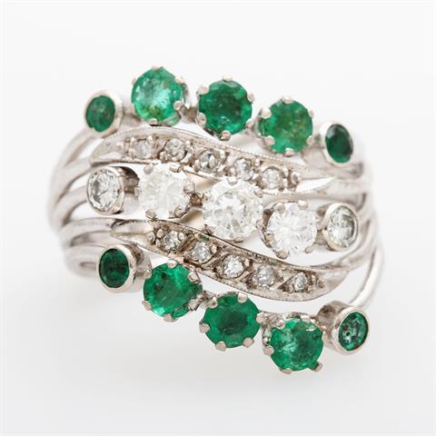 Damenring aus fünf einzelnen mit einander verbundenen Ringen in geschwungener Form, bes. mit Smaragden