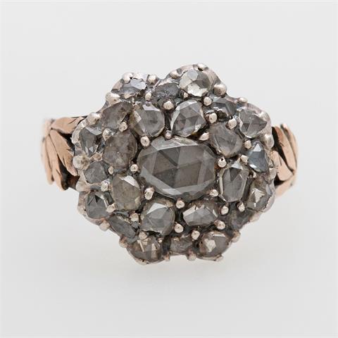 Ring, bes mit schönen Diamantrosen, zus. ca. 0,7ct in Silber gefasst, Ringkopf wohl 18. Jh.;
