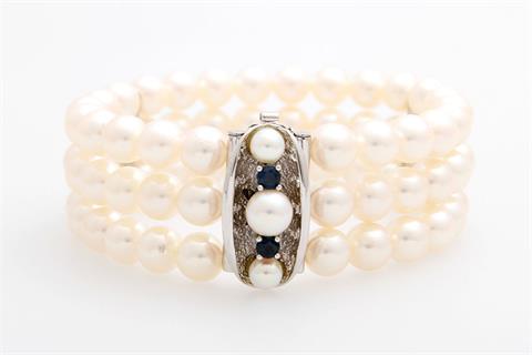 Armband 3-reihig aus Akoya-Z.perlen mit feinem Lüster, D: ca. 7mm, Schließe bes. mit 3 Perlen und 2 Saphiren;