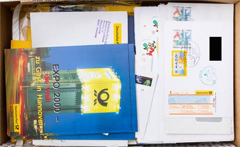 BRD: Kleiner Postkarton mit Belegen, Marken und Ganzsachen zum Thema Expo 2000.