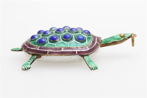 Anhänger "Schildkröte" in Blau, Grün u. Violett emailliert.
