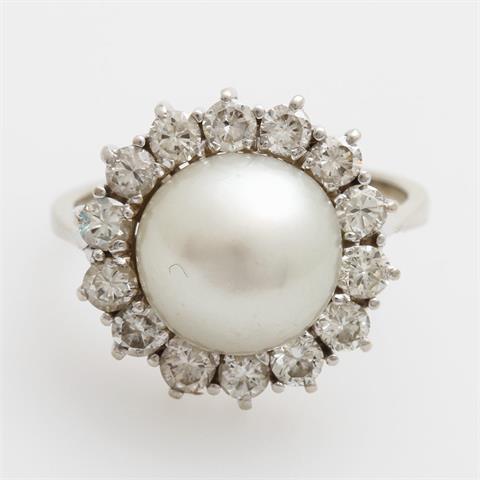 Damenring besetzt mit einer Mabé- Perle, umrahmt von Diam.-Brillanten zus. ca. 0,80 ct, WEIß/ SI- PIQUE.