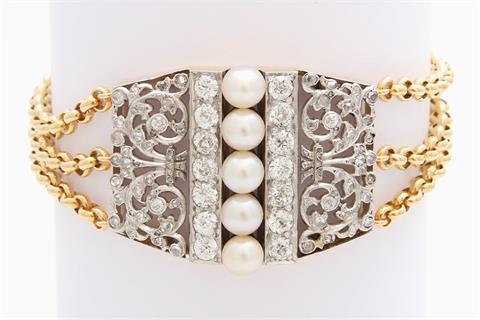 Armband mit floralem Mittelteil besetzt mit Zuchtperlen (ca. 5mm) u. Diamanten zus. ca. 2,8ct WEIß / SI.