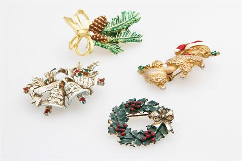 Weihnachtliches Modeschmuck-Set mit verschiedenen Weihnachtmotiven wie Glocken, Pudel u. Kränzen bestehend aus 4 Broschen (u.