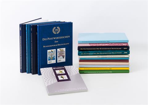 BRD - Tüte mit 16 Jahrbüchern BRD.
