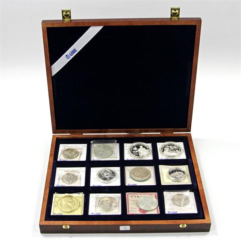 Exklusiv-Sammlung in Edelholzschatulle 'Die schönsten Silbermünzen', darunter u. a. China 2 x 10 Yuan 1982, Goethe und