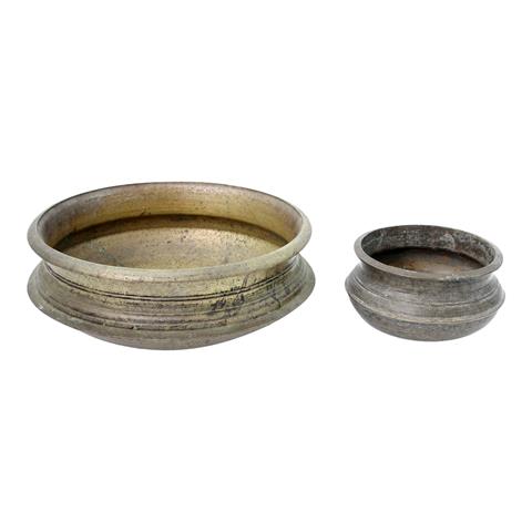 Zwei Gefäße aus Metall. ASIATISCH, um 1900