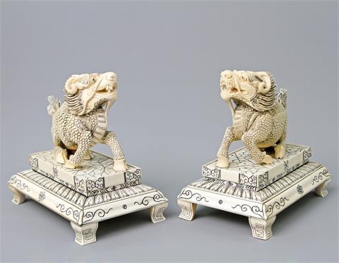 Paar Wächterlöwen aus Elfenbein. CHINA, 1930-1950