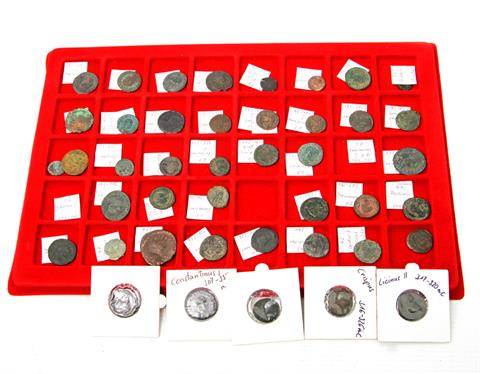 Tableau mit 43 spätröm. Münzen und Antoninianen -