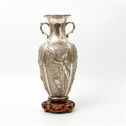 Vase mit jahreszeitlichem Pflanzendekor aus Silber. JAPAN, Meiji-Periode