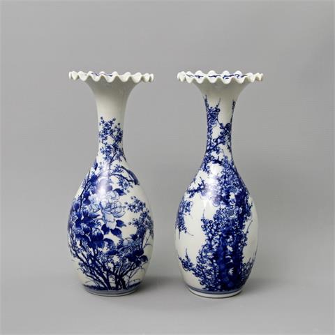 JAPAN Paar Vasen, um 1900/1920.