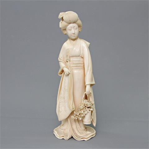 Hervorragende Schnitzerei einer Geisha aus Elfenbein. JAPAN, um 1900