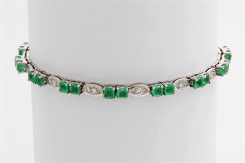 Armband besetzt mit 28 Smaragd- Carées sowie