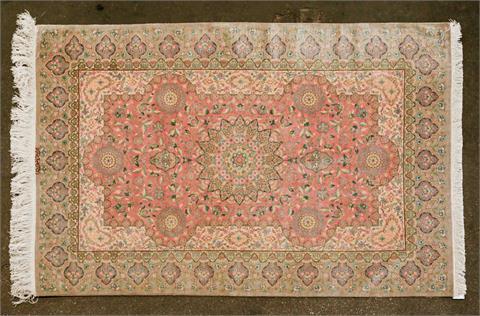 Orientteppich aus Seide. PERSIEN, 20. Jh., 145x102 cm
