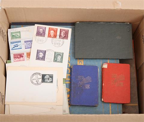 Briefmarken - Kleiner Karton mit 3 Alben, kleinen Einsteckbüchern und Tüten.