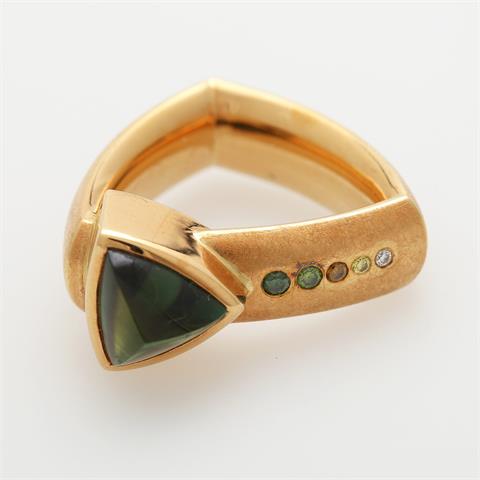 Ring mit 1 grünem Turmalincabochon dreieckig, ca. 3ct ;