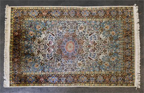 Orientteppich aus Kaschmirseide. INDIEN, 20. Jh., 181x120 cm