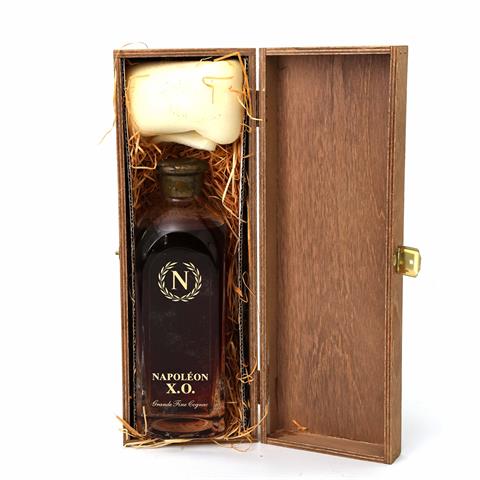 Cognac NAPOLEON X.O. in Kristallglaskaraffe und Holzbox