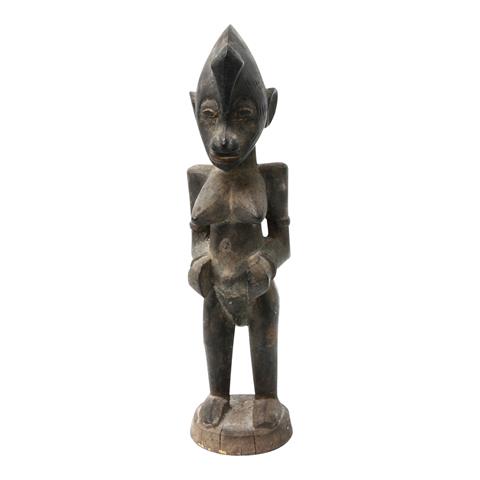 Skulptur einer stehenden weiblichen Figur. AFRIKA, um 1900