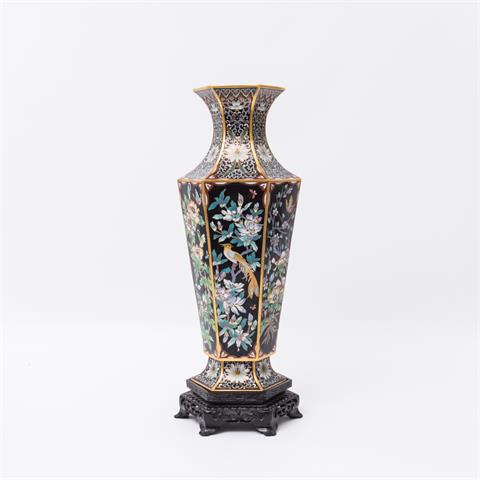 Vase aus Email-Cloisonné. JAPAN, 20. Jh.