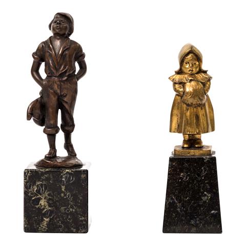 Paar kleine Bronzefiguren "Pfeifender Junge" und "Mädchen mit Muff", 20. Jh.